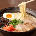 犬がラーメンを食べ…