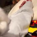 体調不良で寝る女性→…