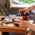 犬は『醤油』を舐め…