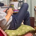 父がスマホを操作し…