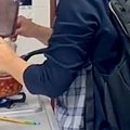 母に『おんぶ』され…