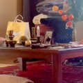 急に部屋を飛び出し…