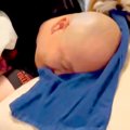 パパの枕にタオルを…
