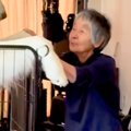 おばあちゃんの横で…