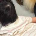 寝転がるパパに赤ち…