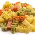 犬にパスタを与えて…