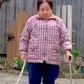 杖をつくおばあちゃ…