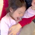 4歳の女の子をくすぐ…