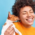 犬が飼い主の「耳」…