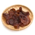 犬はきくらげを食べ…