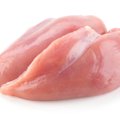 犬は鶏胸肉を食べて…