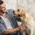 犬が飼い主に頭を押…