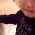 小さな男の子に『老…
