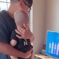 パパが赤ちゃんを抱…