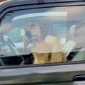 車の横で少し立ち話…