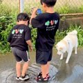 2人の男の子と犬が『…