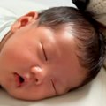 赤ちゃんが泣いてい…
