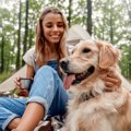 『大型犬が持ってい…