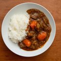 犬にカレーを食べさ…