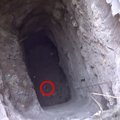２匹の子犬が深さ18…