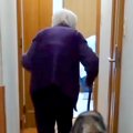腰を痛め、杖をつく…