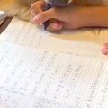 男の子が友達と『勉…