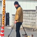 『お散歩中の夫と犬…
