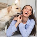 犬が飼い主の顔を舐…
