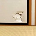 押入れの戸を破壊し…