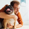 犬を『ハグしすぎて…