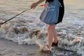 浜辺を散歩中『波が…の画像
