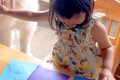 折り紙であそぶ3歳の…の画像