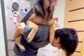 大型犬をおんぶして…の画像