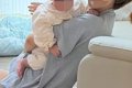 赤ちゃんを抱っこ中…の画像