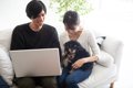犬が『膝の上に乗っ…の画像