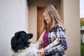 愛犬が飼い主に飛び…の画像