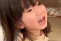 3歳の女の子が犬に手…の画像