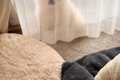 薄いカーテンの裏に…の画像