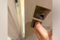 トイレから出ようと…の画像
