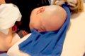 パパの枕にタオルを…の画像