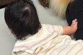 寝転がるパパに赤ち…の画像
