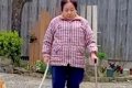 杖をつくおばあちゃ…の画像