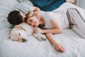 犬と『一緒に寝る』…の画像