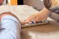 スマホをいじってい…の画像