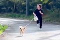 姉と犬の散歩を撮影…の画像