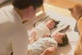 パパが赤ちゃんたち…の画像