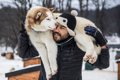 大型犬のおんぶ、や…の画像