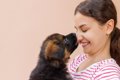 犬が『飼い主の顔を…の画像