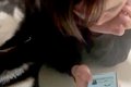 スマホに夢中のお姉…の画像