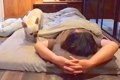夜、寝転がっている…の画像